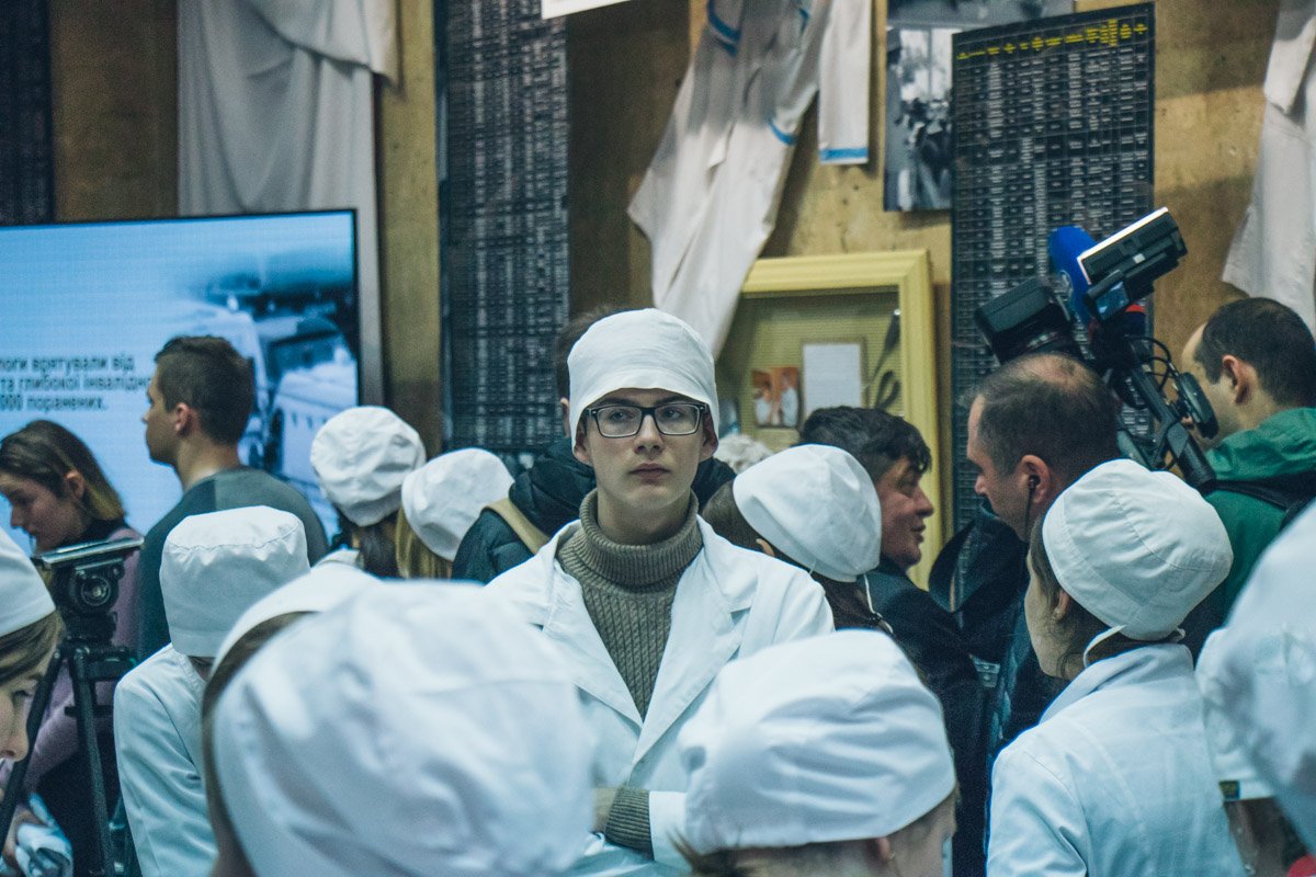 Будущие медики знакомятся с экспонатами выставки Будущие медики знакомятся с экспонатами выставки