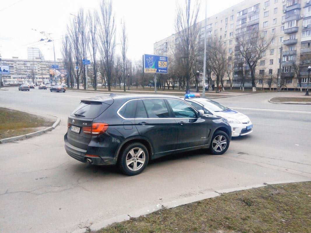В Киеве неадекватный водитель BMW X5 пытался убежать от патрульных В Киеве неадекватный водитель BMW X5 пытался убежать от патрульных