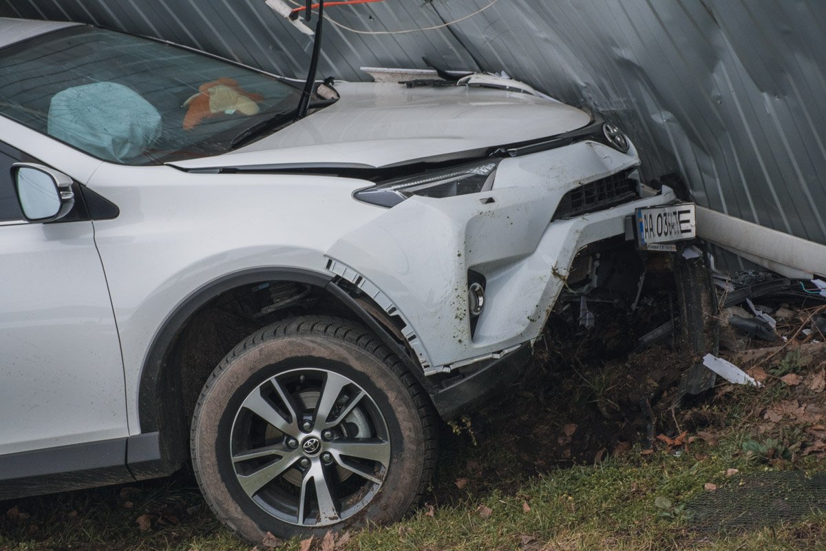 Toyota RAV4 въехал в торговые точки