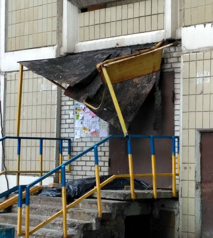 Самоубийца упал на козырек подъезда и перекрыл вход в дом Самоубийца упал на козырек подъезда и перекрыл вход в дом