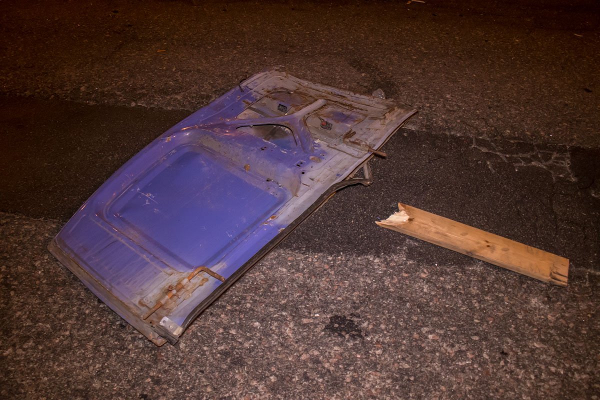 Части автомобиля разбросаны по дороге Части автомобиля разбросаны по дороге