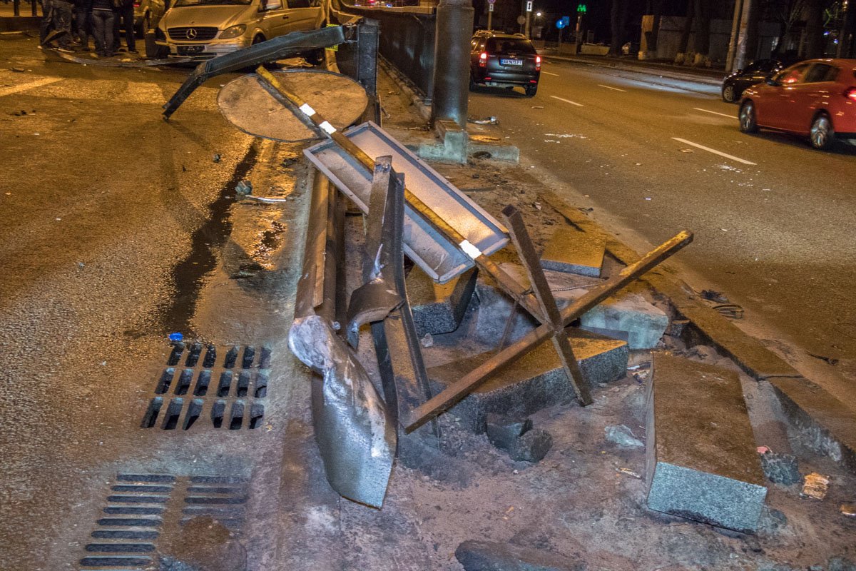 Отбойник также пострадал