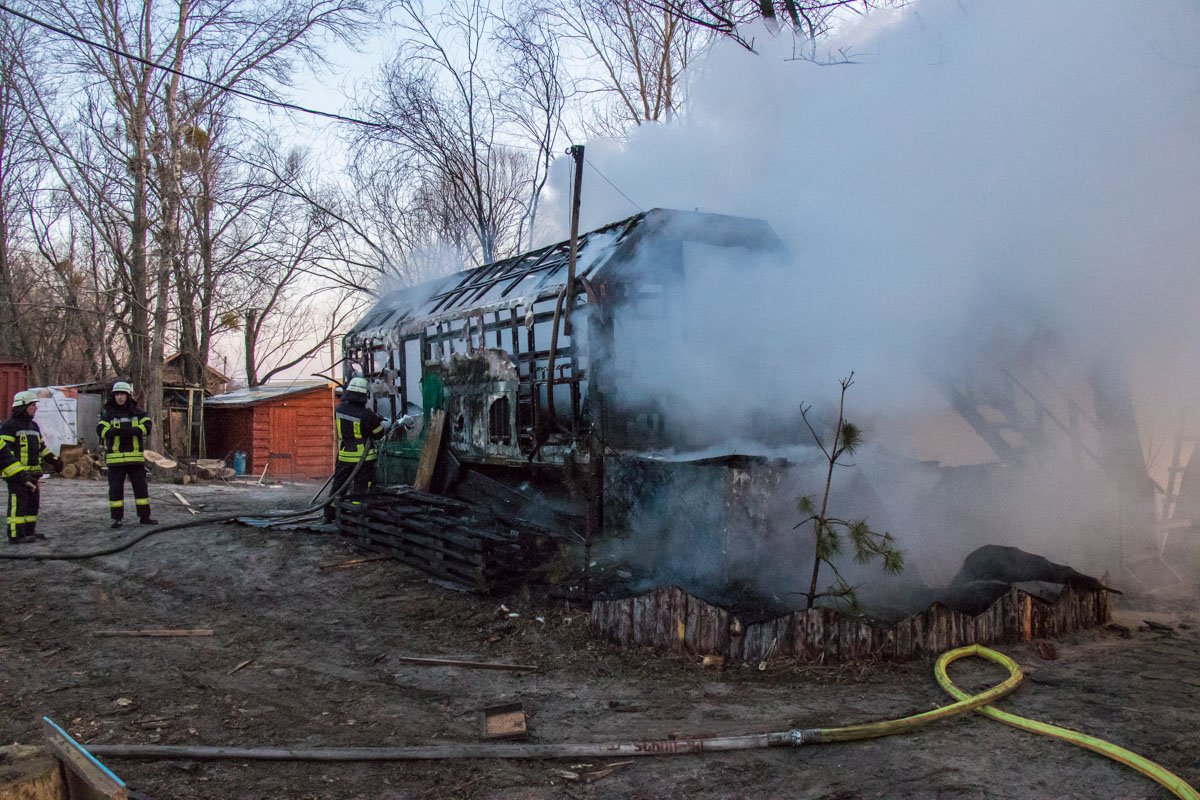 Огонь охватил вагончик в котором жили охранники