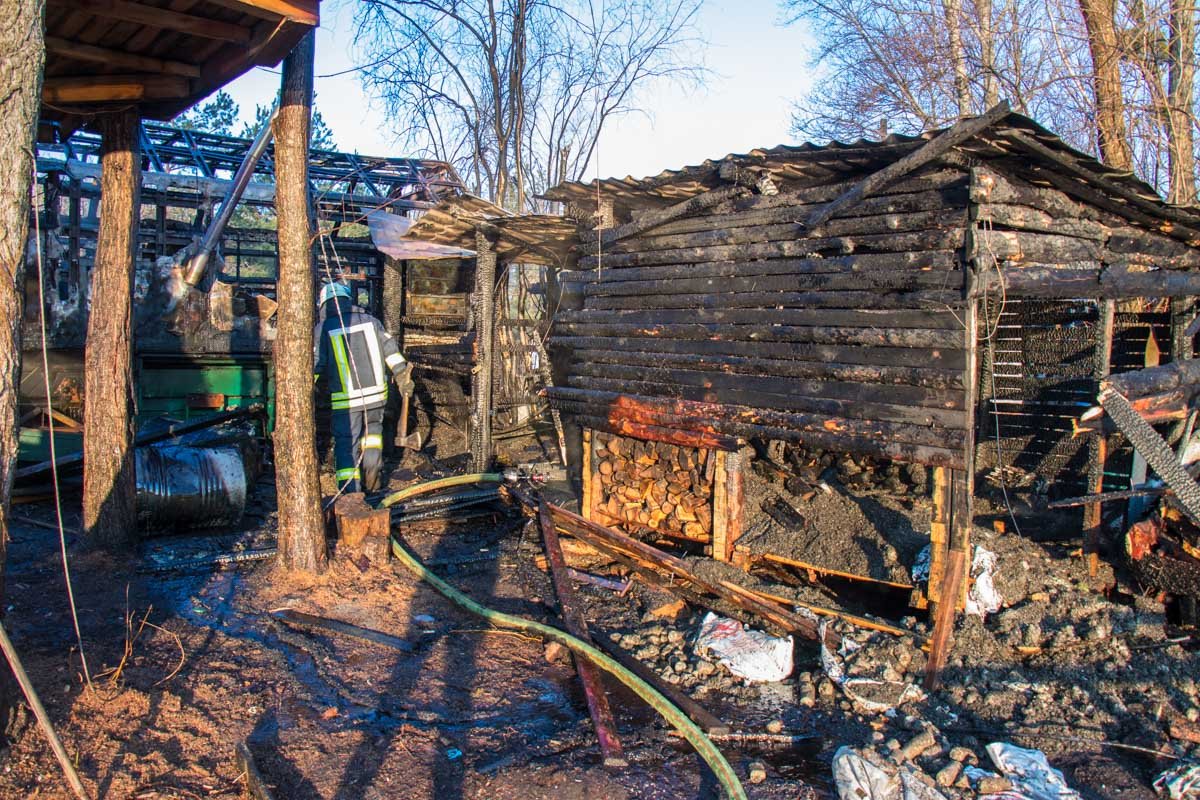 Огонь перекинулся на соседние постройки