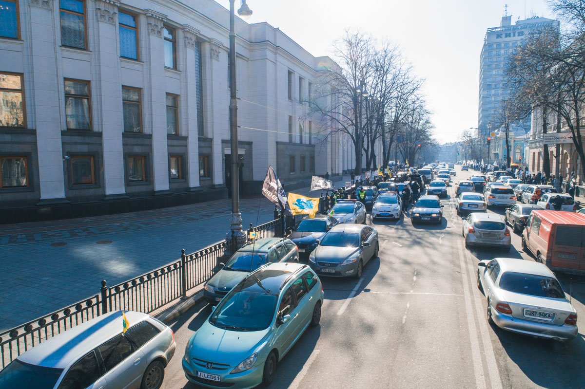 В Киеве владельцы автомобилей на еврономерах требовали новые условия растаможивания машин