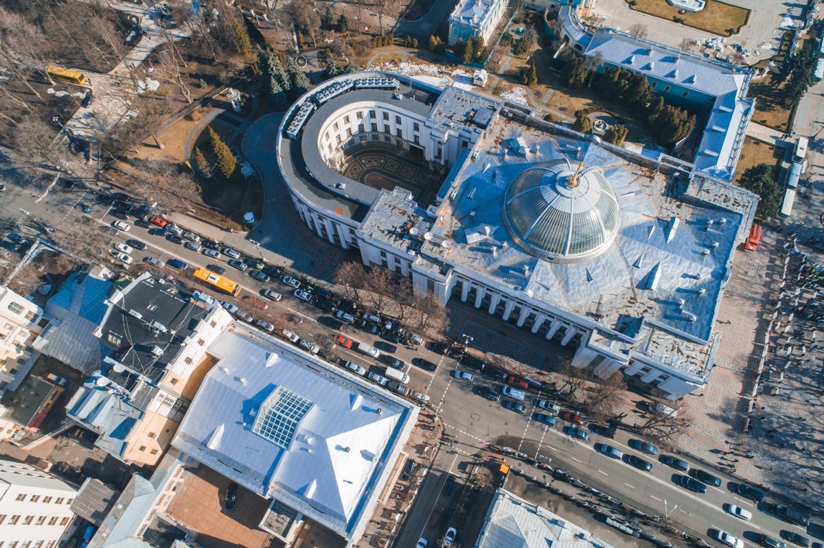 Автомобилисты собрались под Верховной Радой в преддверии заседания Комитета по вопросам налоговой и таможенной политики
