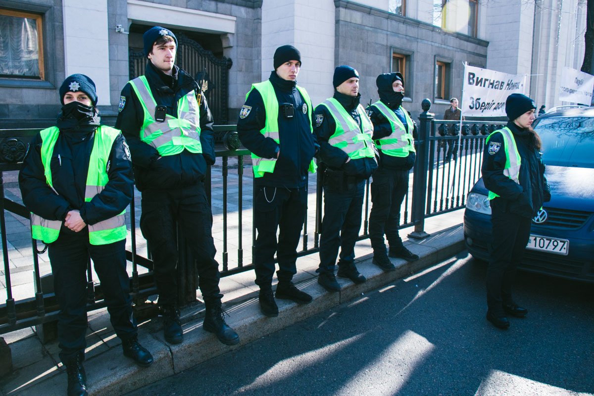 Подход к Верховной Раде заблокировали полицейские, на территории установили ограждения