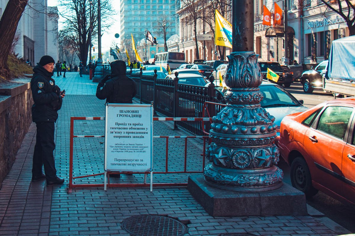 Предупреждающие знаки по периметру