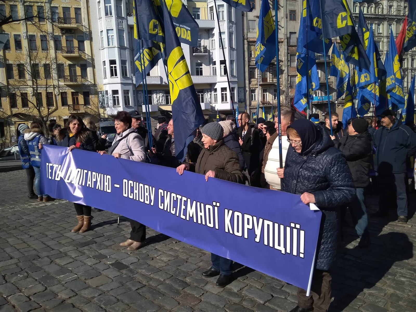 На митинг пришло около тысячи человек На митинг пришло около тысячи человек