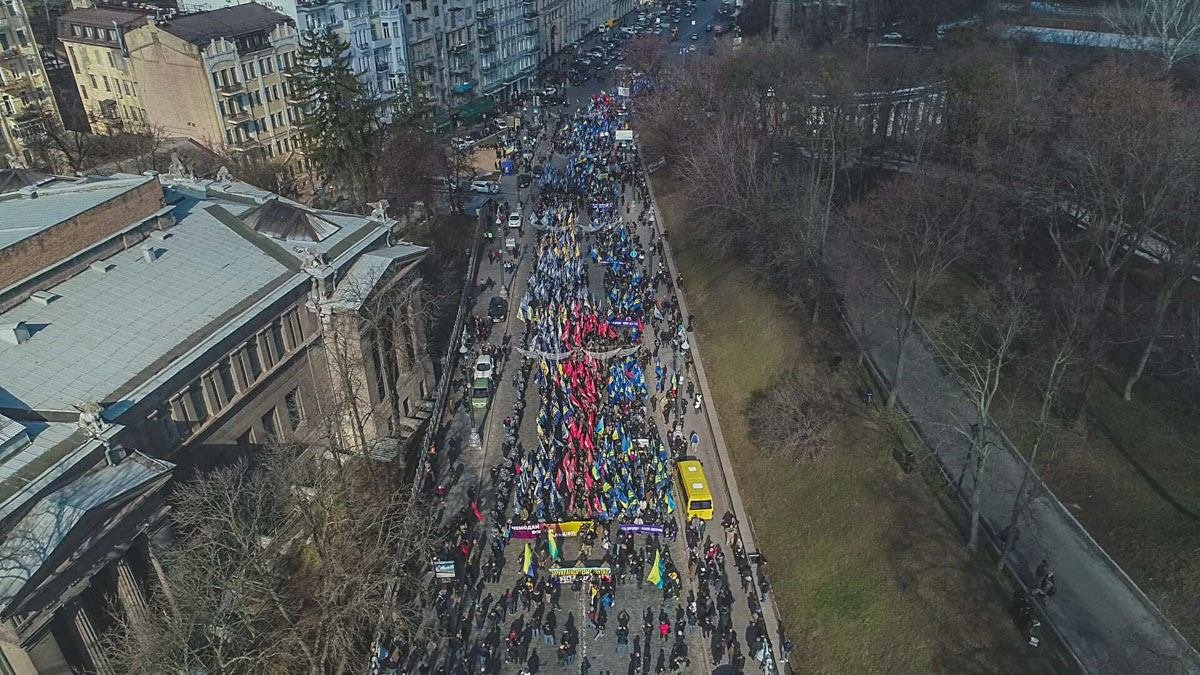 По состоянию на 10:30 улица Грушевского полностью перекрыта от Европейской площади до Кабмина По состоянию на 10:30 улица Грушевского полностью перекрыта от Европейской площади до Кабмина