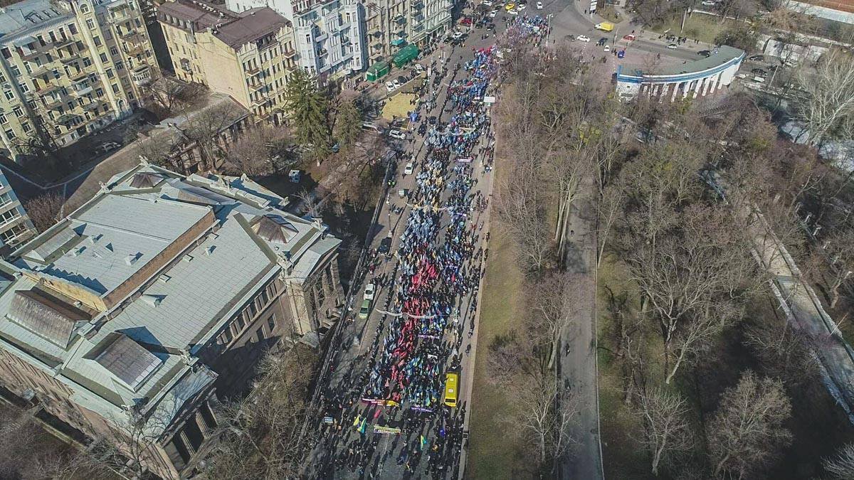 Смена локаций по мере передвижения митингующих вызывает затруднение движения транспорта Смена локаций по мере передвижения митингующих вызывает затруднение движения транспорта
