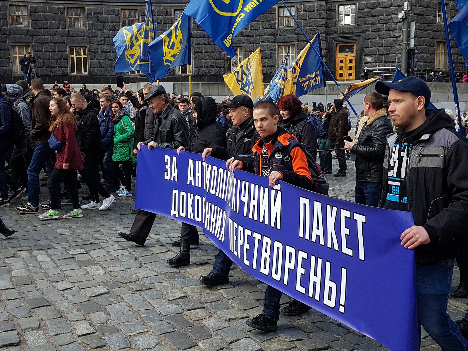 Шествие по улице Грушевского переместилось к Кабмину Шествие по улице Грушевского переместилось к Кабмину