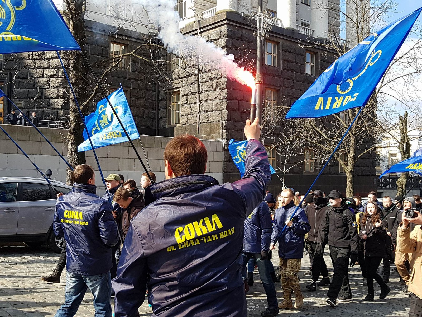 Неизвестные зажгли файеры Неизвестные зажгли файеры