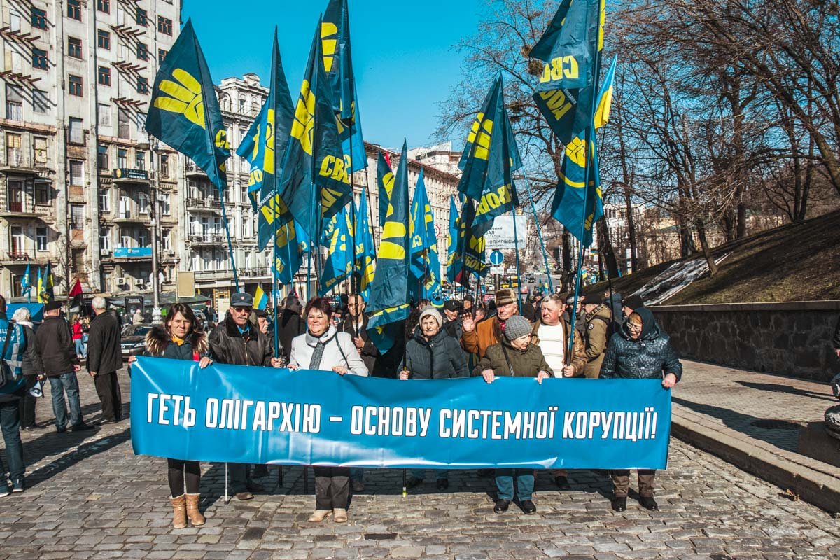 На Грушевского начали собираться около 10:00 На Грушевского начали собираться около 10:00