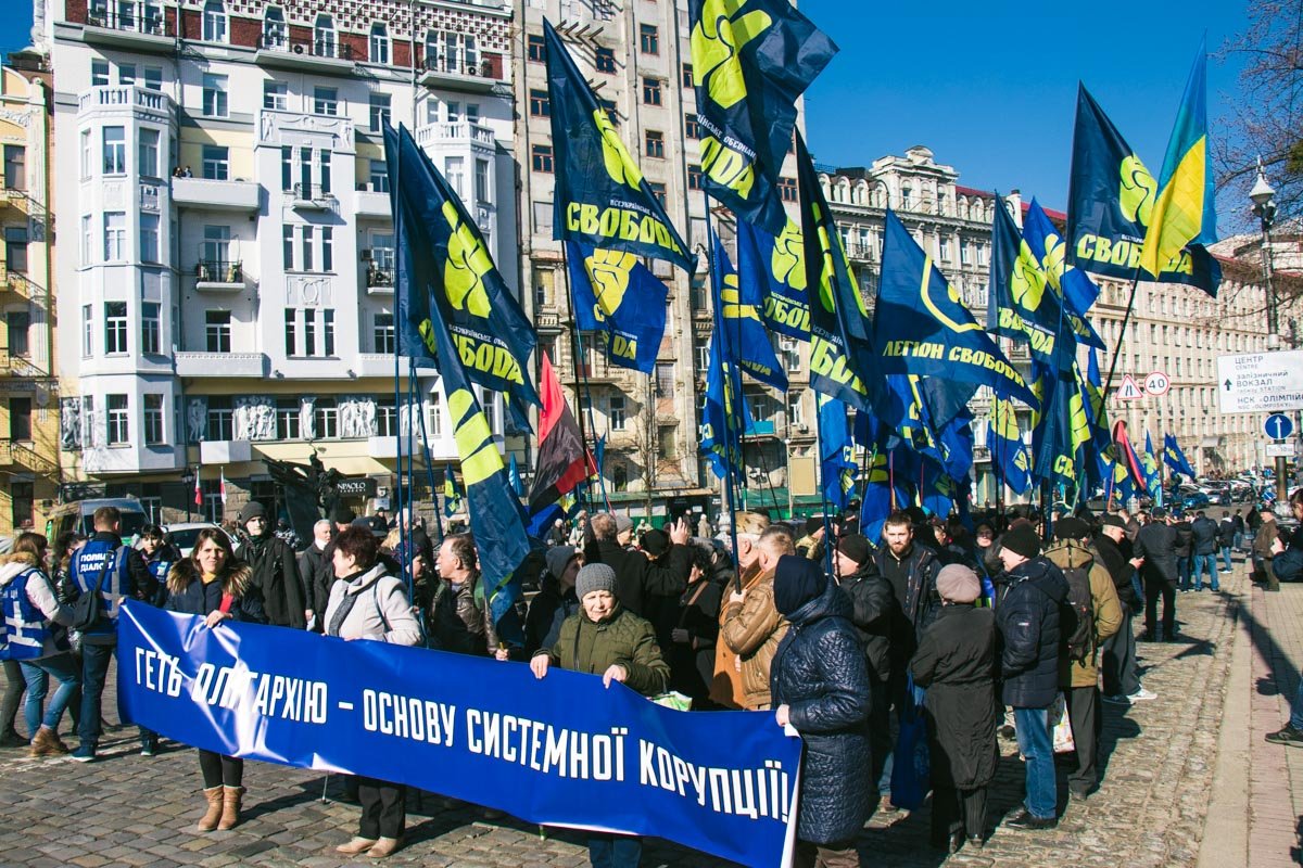 Пришедшие выступали под флагами Правого сектора, Национального корпуса и ВО «Свобода», которые и организовали шествие Пришедшие выступали под флагами Правого сектора, Национального корпуса и ВО «Свобода», которые и организовали шествие