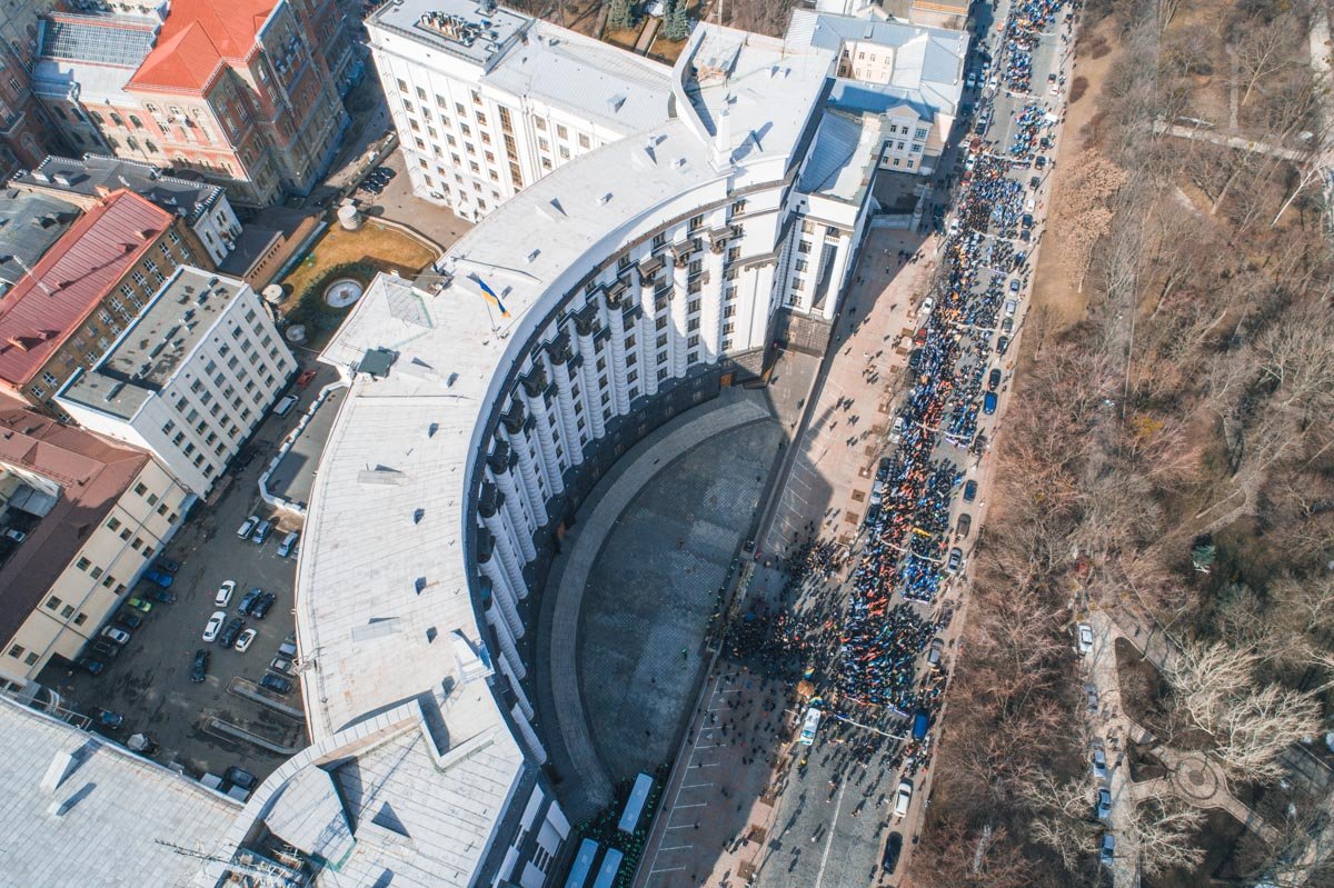 Под Кабмином колонна разделилась, ее часть отправилась к Верховной Раде и Администрации Президента Под Кабмином колонна разделилась, ее часть отправилась к Верховной Раде и Администрации Президента