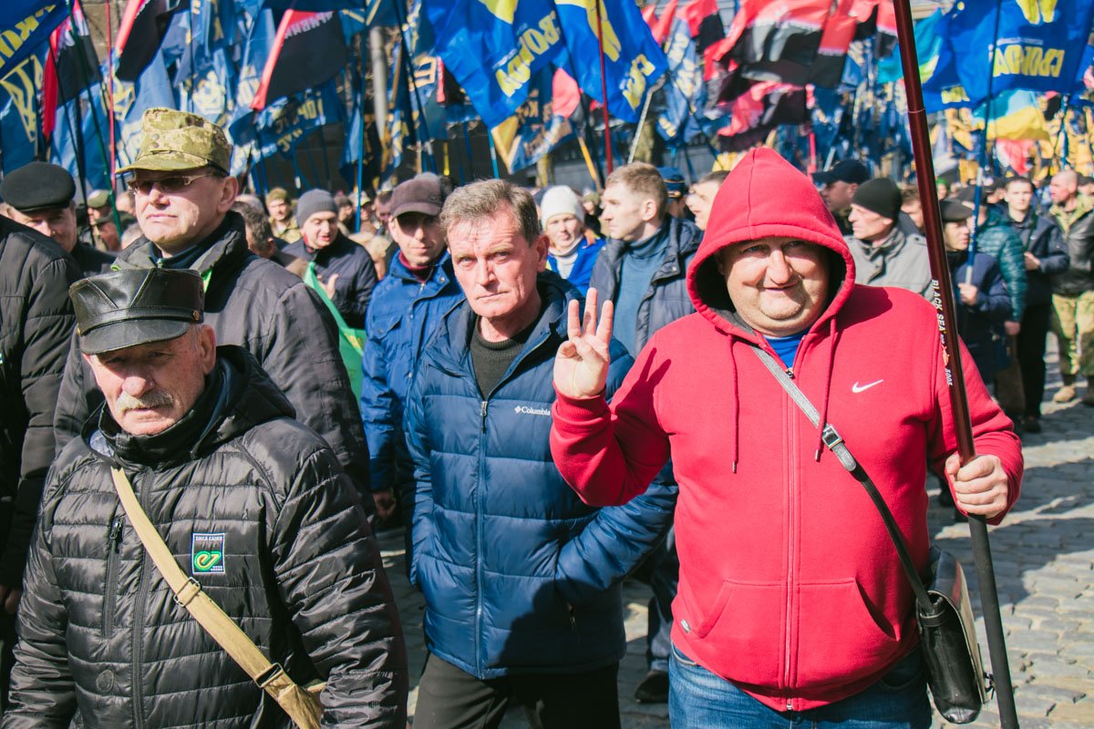 Однако часть пикетчиков отправилась под Верховную Раду и к Администрации Президента Однако часть пикетчиков отправилась под Верховную Раду и к Администрации Президента