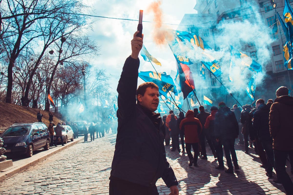 Некоторые участники начали жечь файеры Некоторые участники начали жечь файеры