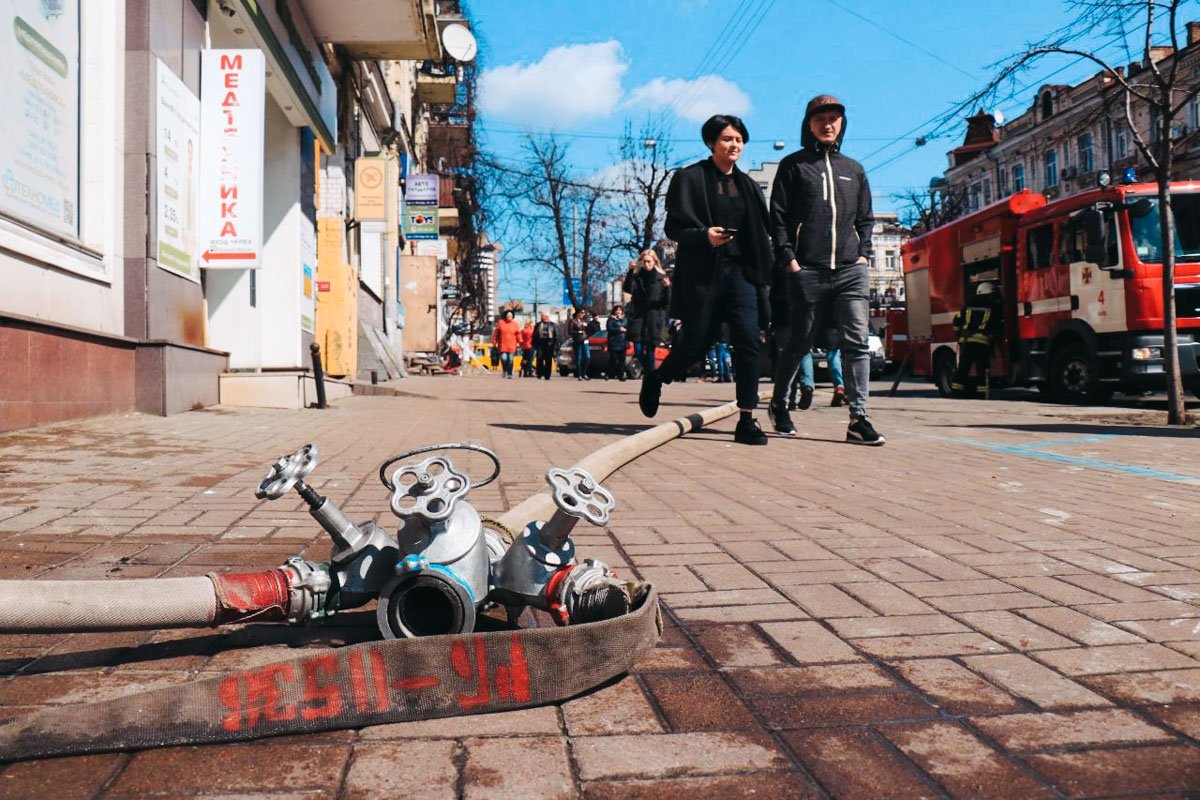 Пожар возник на крыше старого здания 