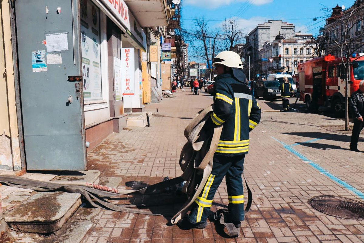 На месте работали спасатели, патрульные и "скорая" 