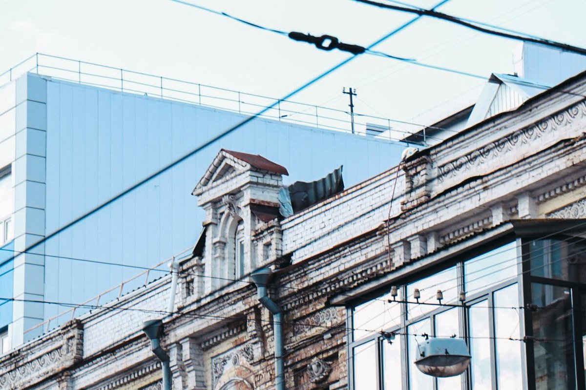 По предварительной версии, огонь возник из-за того, что во время ремонта не соблюдали правила пожарной безопасности 