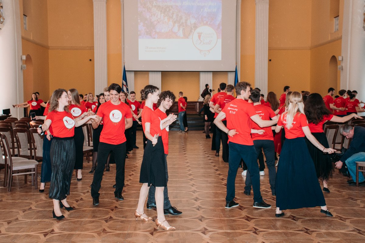 6 видов танцев репетируют 35 пар дебютантов