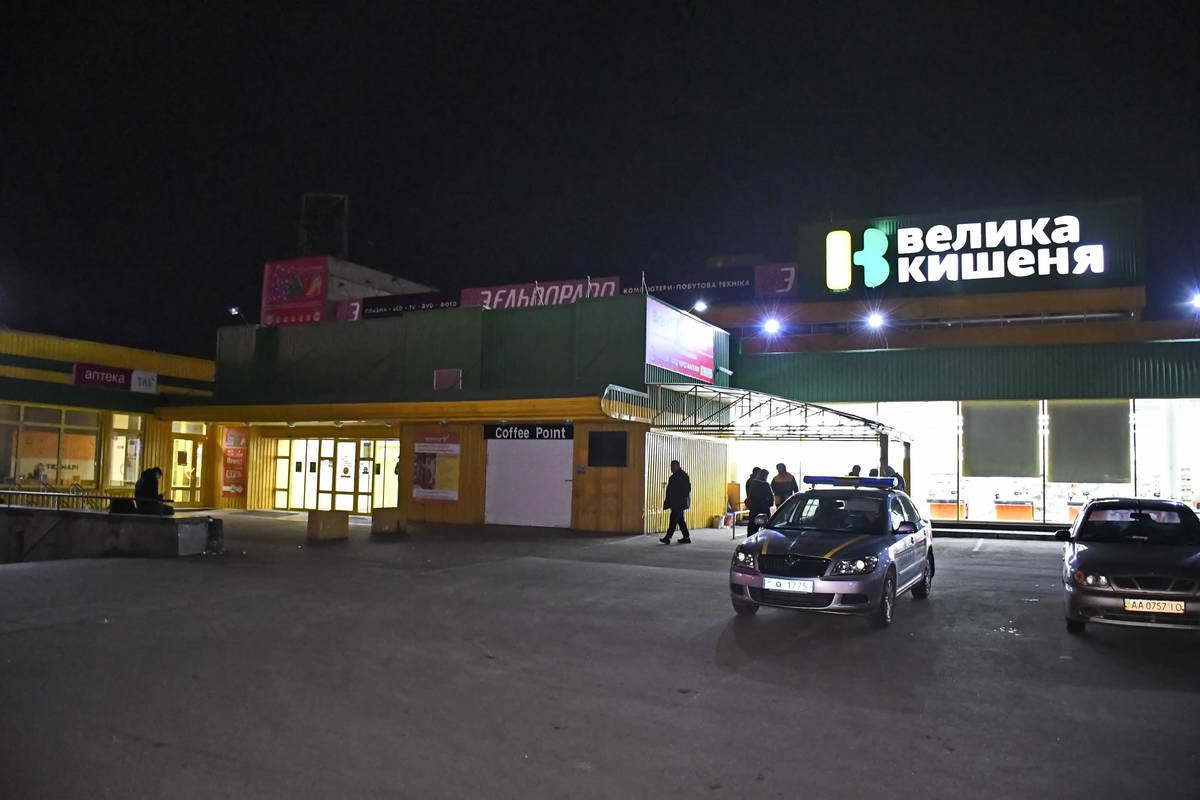 При попытке украсть товар из супермаркета задержали группу молодых людей