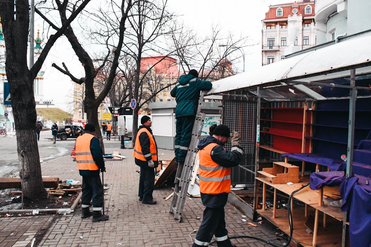 Ларьки начали сносить примерно в 02:30 