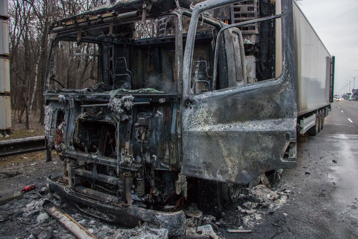 Со слов водителя, у него заклинило правое колеса