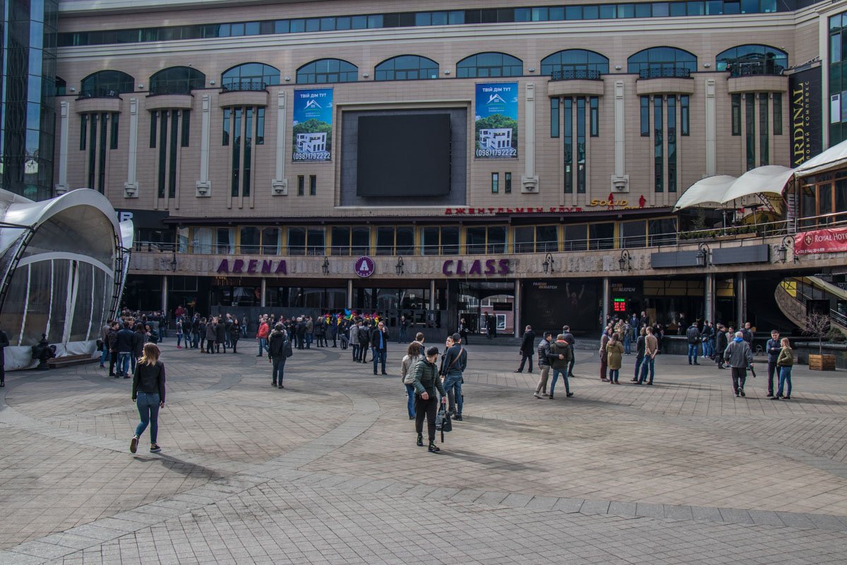 В Киеве эвакуировали людей из Mandarin Plaza В Киеве эвакуировали людей из Mandarin Plaza