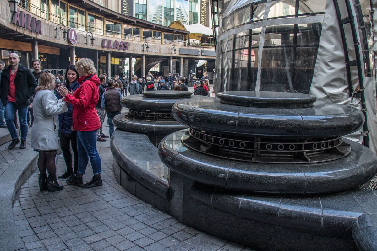 После эвакуации люди спокойно стояли и обсуждали происходящие После эвакуации люди спокойно стояли и обсуждали происходящие