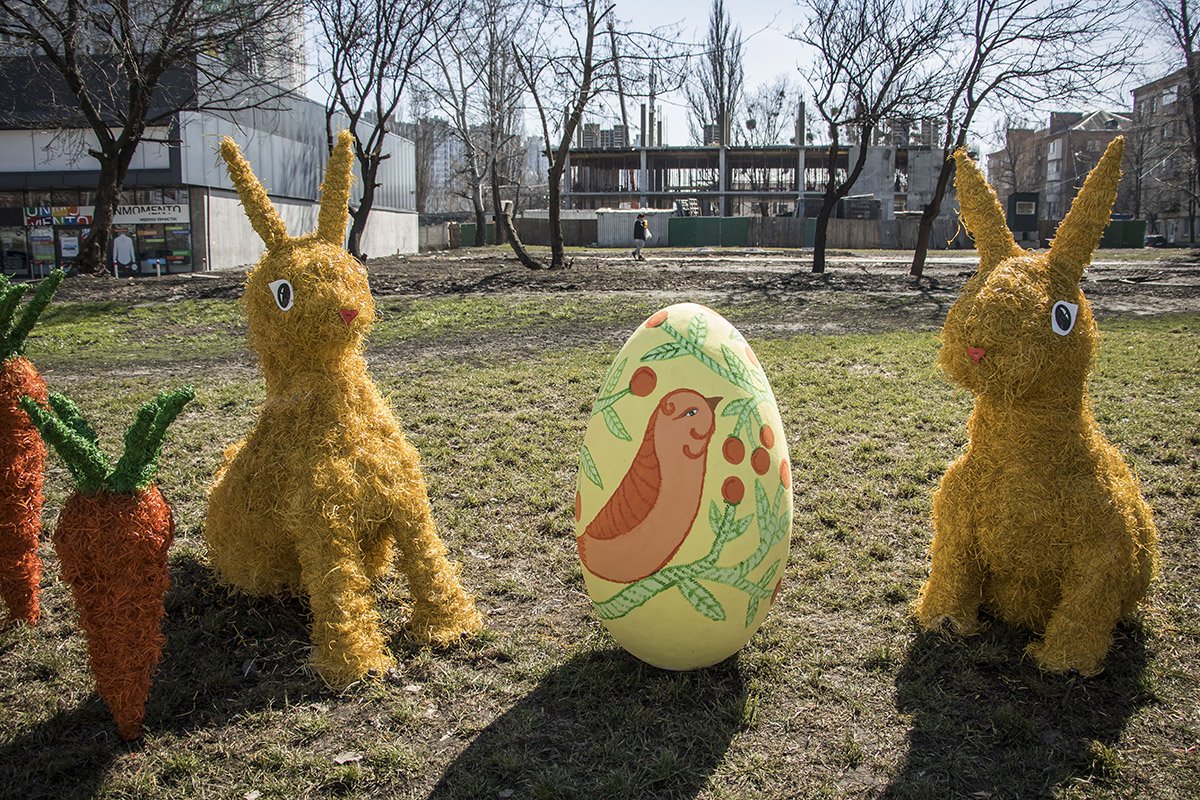 На бульваре Дружбы народов установили скульптуры пасхальных кроликов