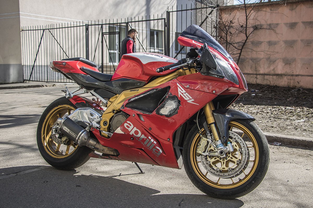 На проспекты Победы мотоцикл сбил девушку