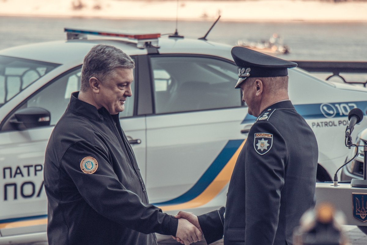 Президент Петр Порошенко приветствует главу Нацполиции Украины Сергея Князева