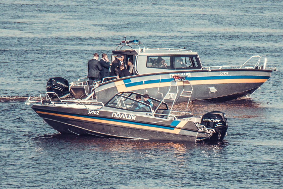 Руководители страны на водной прогулке по Днепру