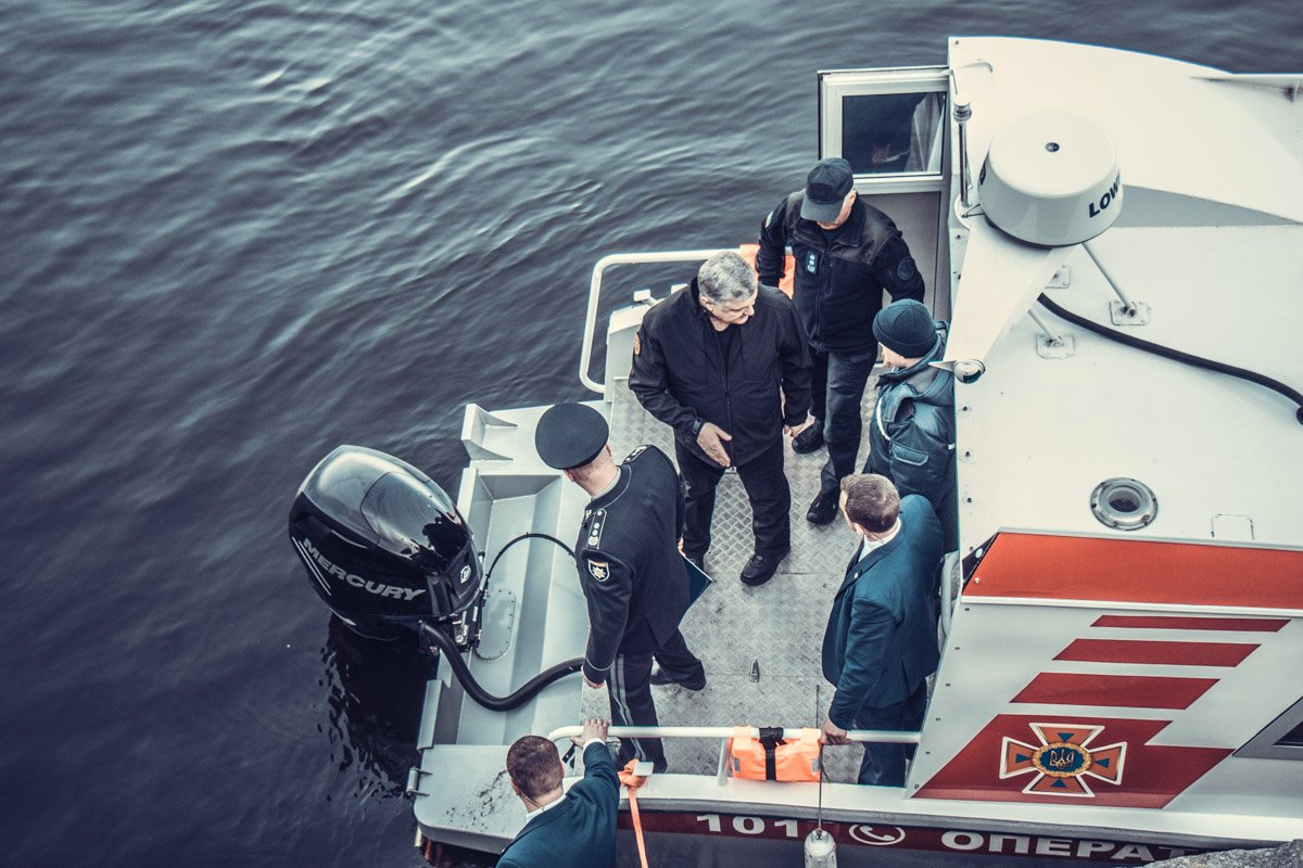 Петр Порошенко проверят аварийно-спасательный катер ГСЧС