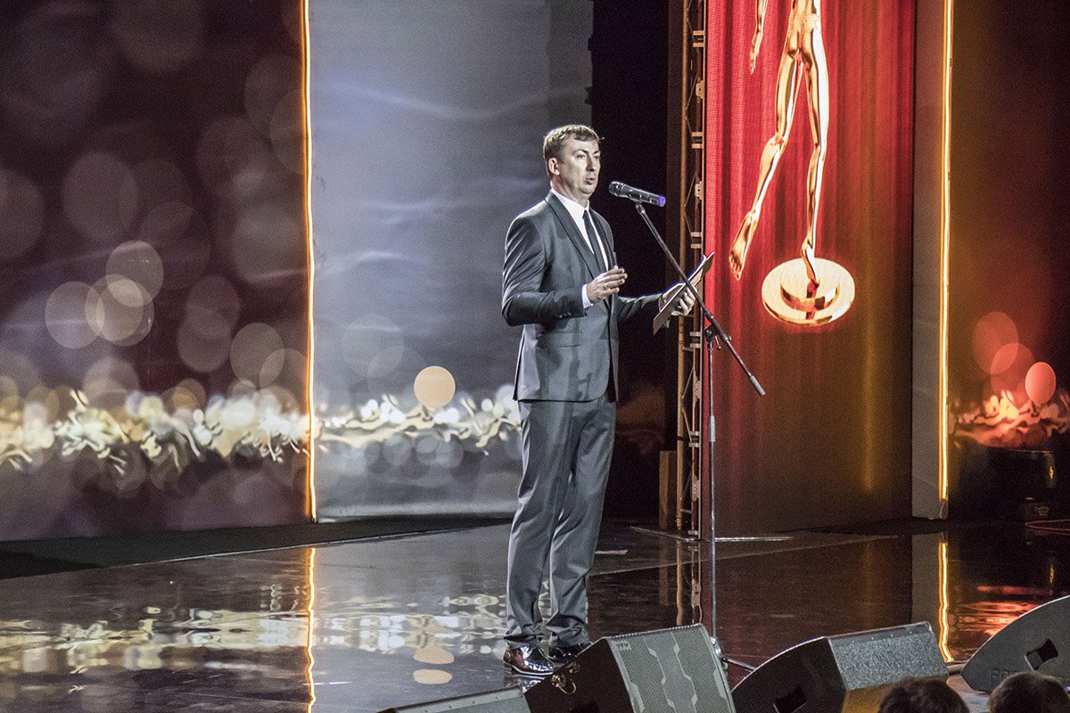 Со сцены шутил и потом объявлял победителей Валерий Жидков