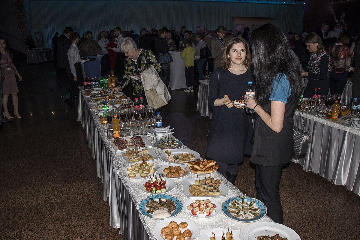 После церемонии награждения всех гостей и победителей ждал праздничный фуршет