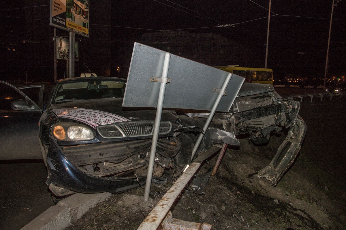 Если бы не высокий бордюр и забор, машины слетели бы в круг с киосками Если бы не высокий бордюр и забор, машины слетели бы в круг с киосками