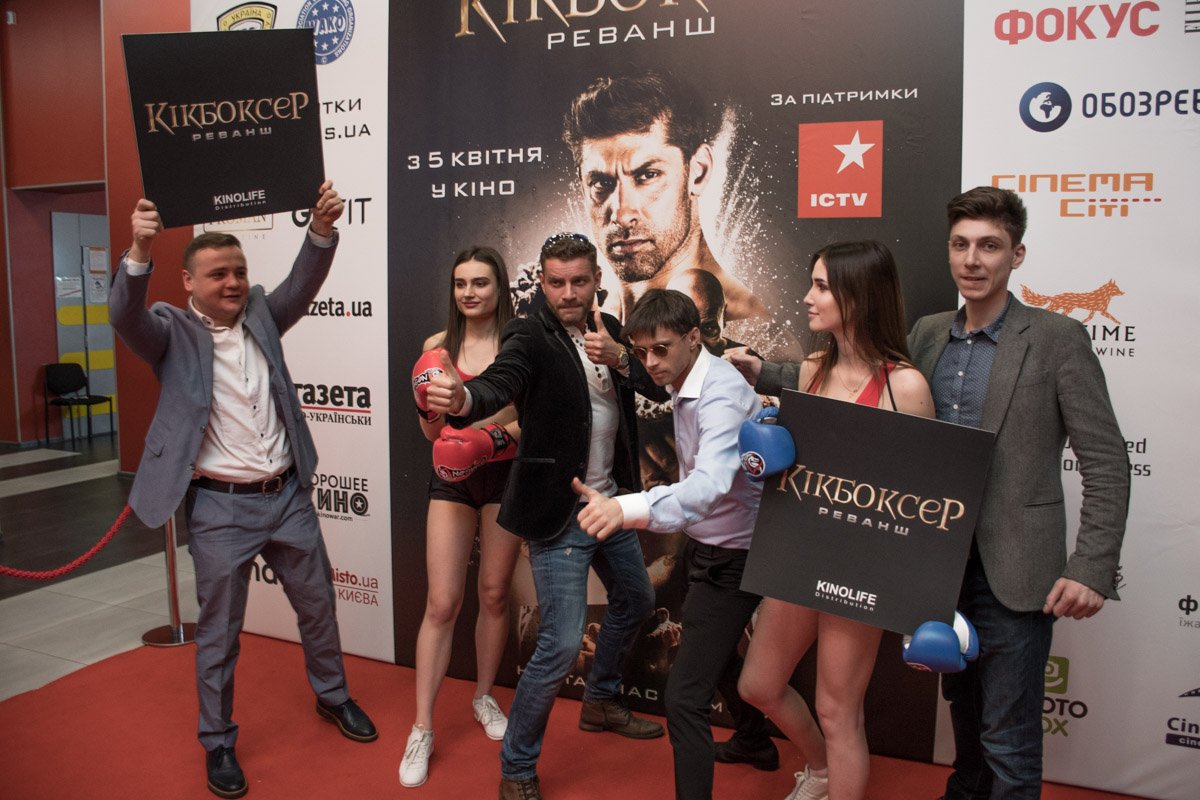 Все хотели сделать фото с красотками Все хотели сделать фото с красотками