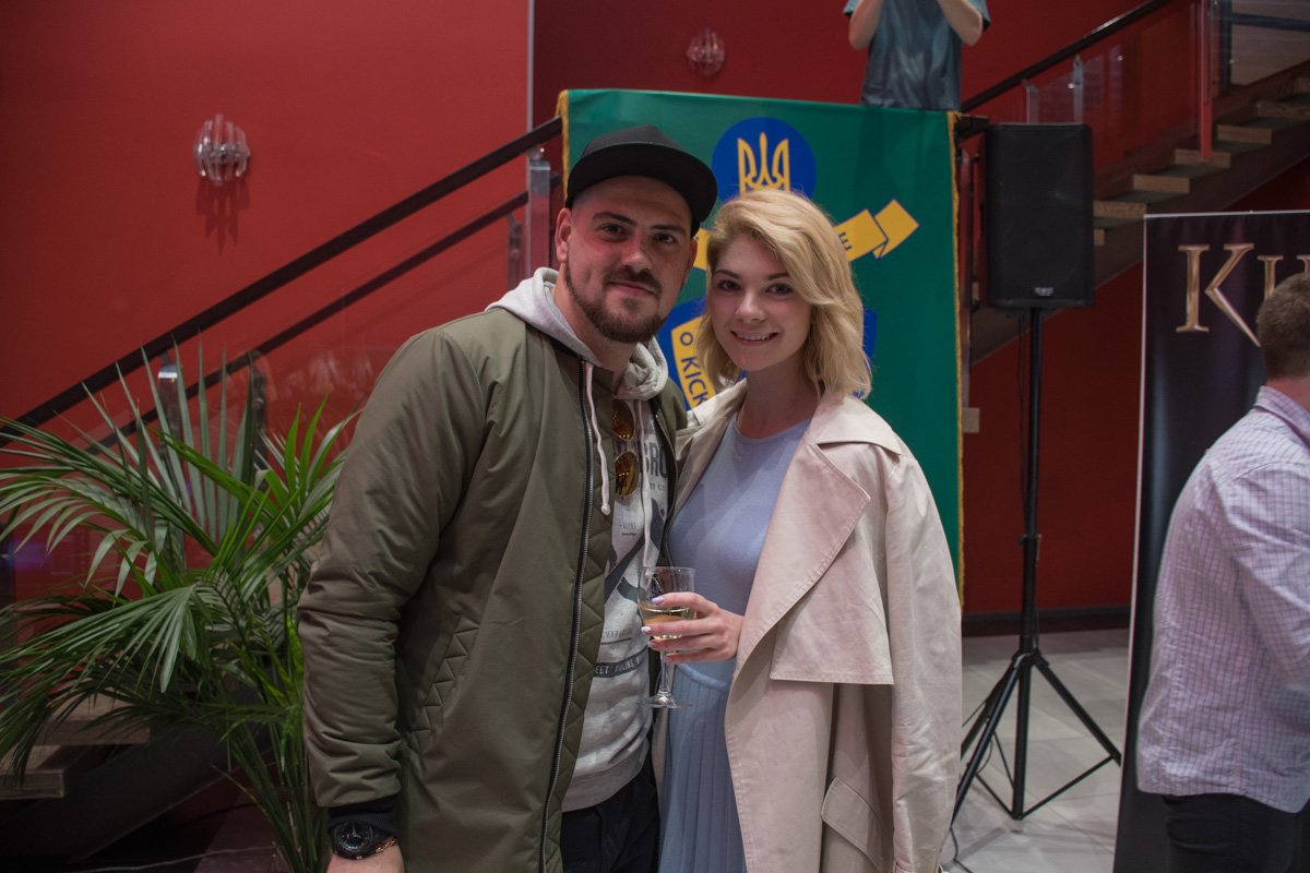 Участница шоу "Сердца трех" вместе с мужем тоже пришли за эмоциями Участница шоу "Сердца трех" вместе с мужем тоже пришли за эмоциями