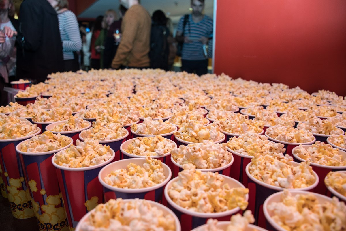 Зрителей угощали попкорном Зрителей угощали попкорном