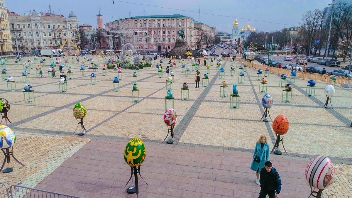 Фестиваль не успел открыться, как на площади начали собираться желающие сфотографироваться с красивыми пасхальными яйцами 