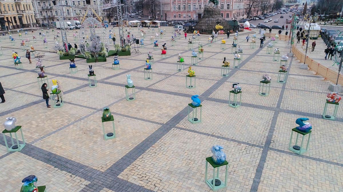 Площадь условно разделена на две зоны: на одной части стоят писанки, другую часть занимают пасхальные кролики