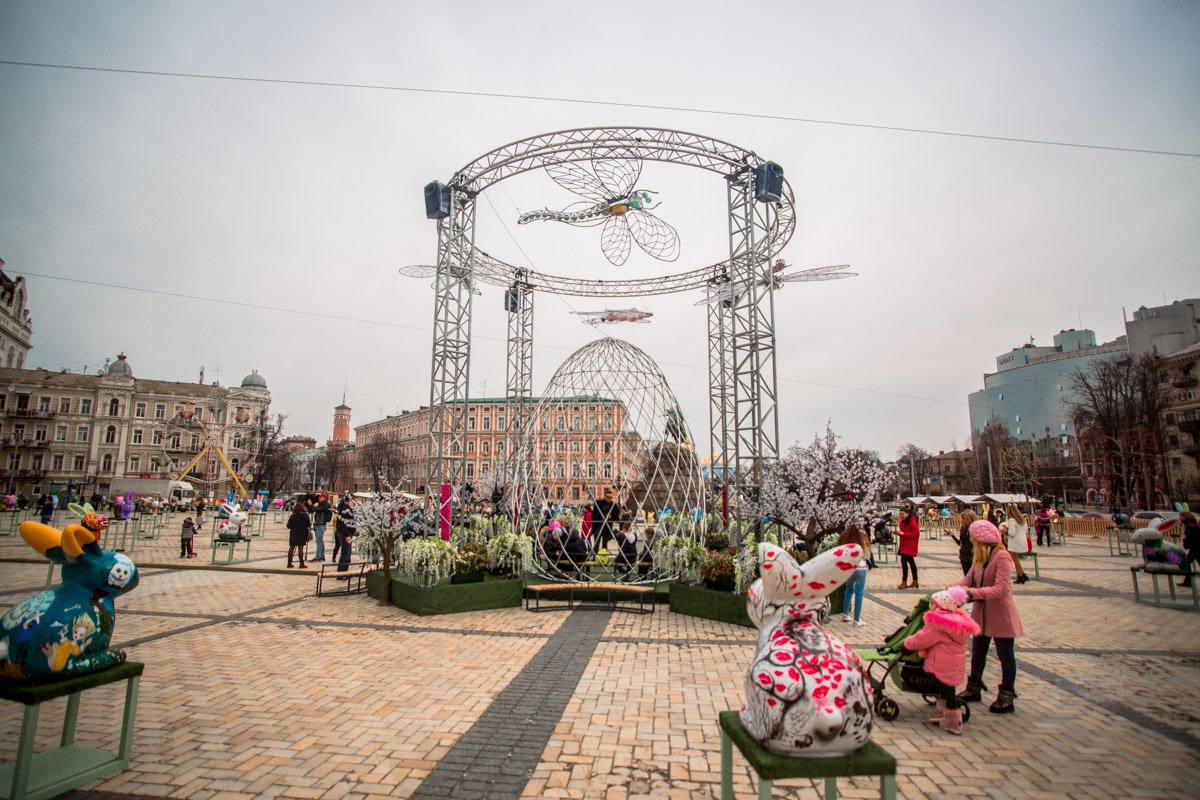 С первых минут открытия фестиваля жители и гости столицы зашли полюбоваться на пасхальные символы