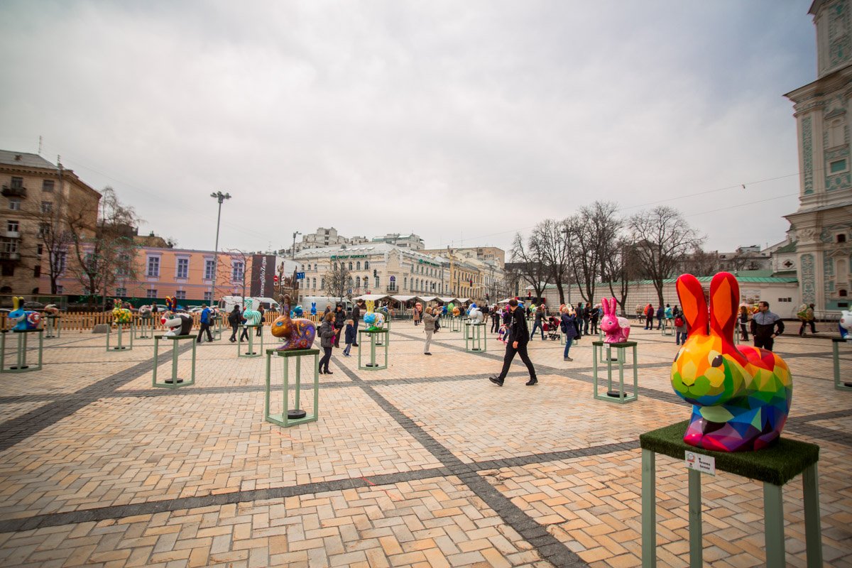 В этом году, помимо огромных разрисованных яиц, на площади гостей фестиваля ждут пасхальные кролики