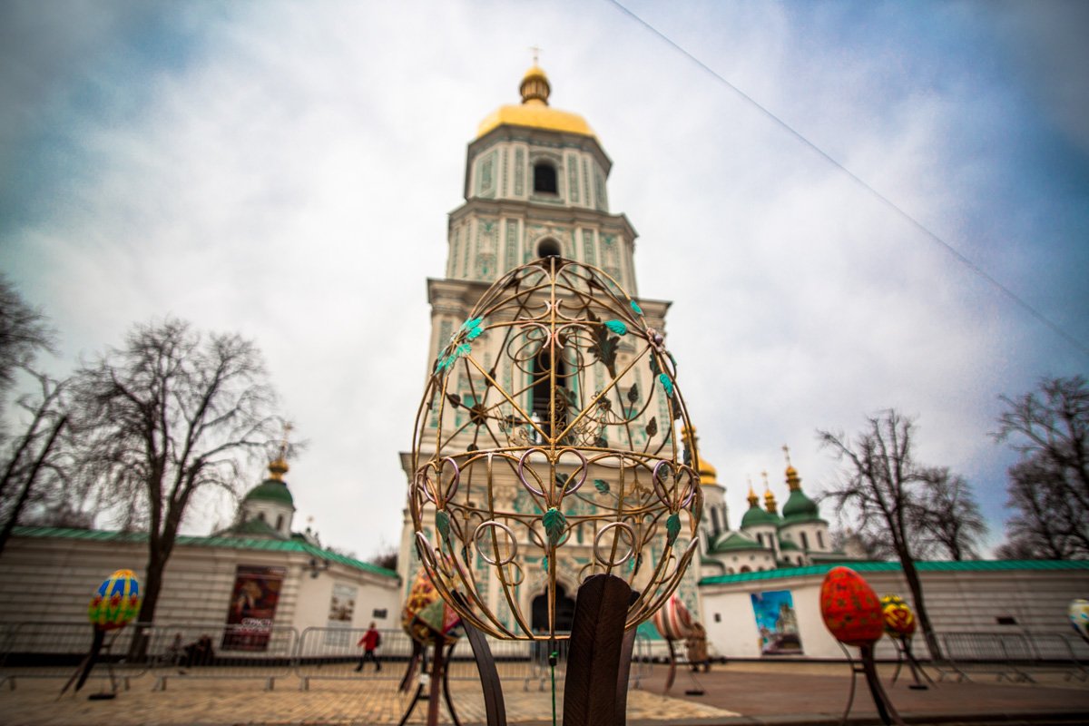 На площади есть не только разрисованные, но и кованые писанки 