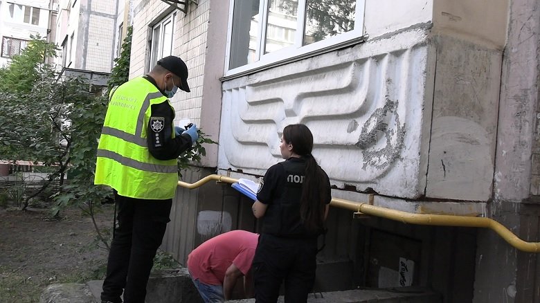 Наніс 21 удар ножем, замотав тіло в целофан та сховав у підвалі: у Києві жорстоко вибили чоловіка 3