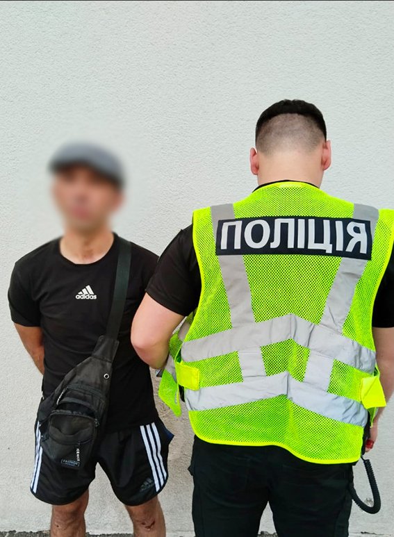 У Києві на автобусній зупинці побилися чоловіки: одного швидка забрала з ножовими пораненнями 1