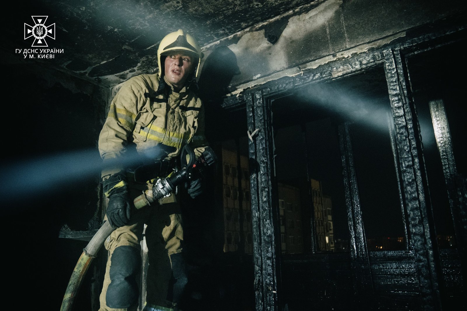 У Києві вщент згоріла квартира: в кімнаті знайшли тіло жінки 1